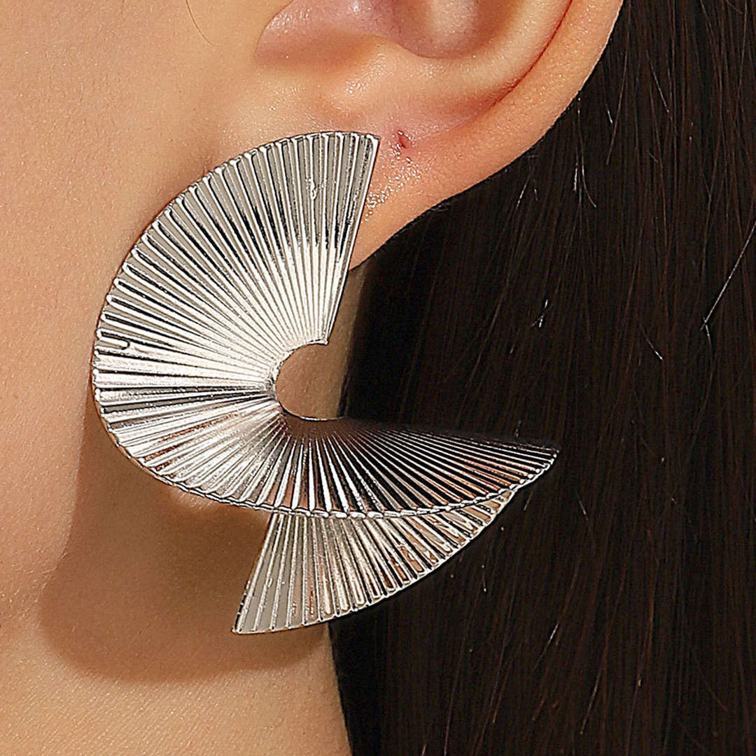 Moon 45 Silver / ONE SIZE Elegant Pleated Metal Earrings