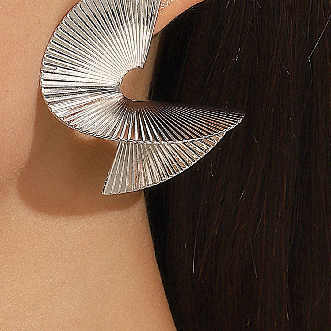 Moon 45 Silver / ONE SIZE Elegant Pleated Metal Earrings