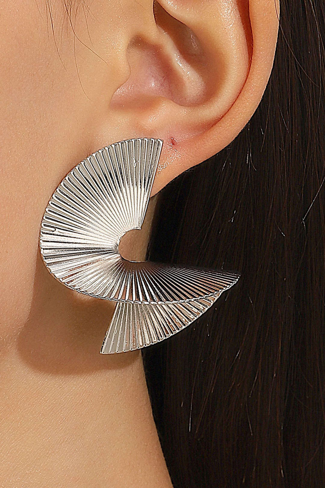 Moon 45 Silver / ONE SIZE Elegant Pleated Metal Earrings